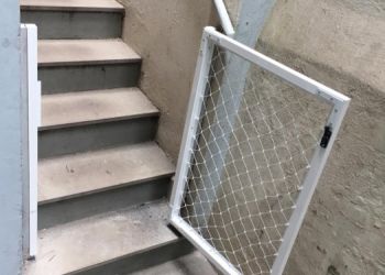 PortÃ£o branco com rede branca de 5cm