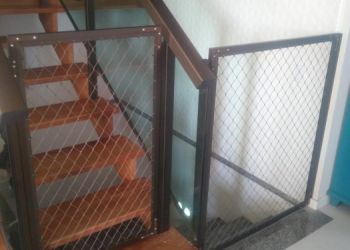 PortÃ£o com rede na cor marrom e estrutura em alumÃ­nio bronze 
