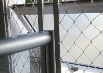 Rede com perfil de alumÃ­nio em janela de banheiro