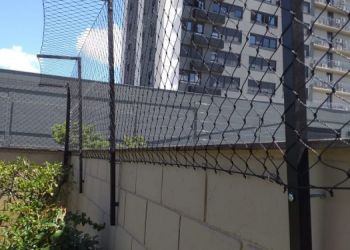 Rede de proteÃ§Ã£o com estrutura em alumÃ­nio com Ã¢ngulo de 90Âº