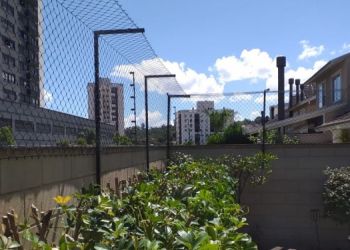 Rede de proteÃ§Ã£o com estrutura em alumÃ­nio com Ã¢ngulo de 90Âº