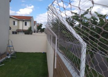 Rede de proteÃ§Ã£o com estrutura em alumÃ­nio com Ã¢ngulo.