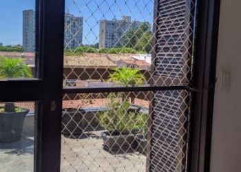 porta com perfil bronze e rede areia