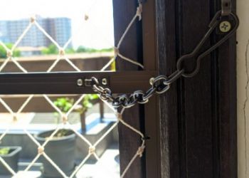 Corrente para limitar a abertura da porta.