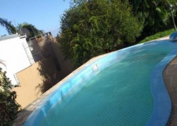 Rede de proteÃ§Ã£o  sobre a piscina.