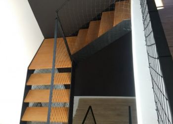 Rede de malha 7 cm cor preta, amarrada com presilhas pretas.