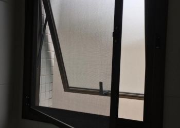 Tela Mosquiteira com dobradiÃ§as, abrindo para o lado.