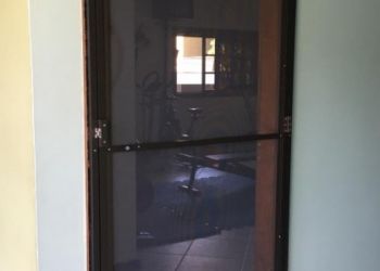 Tela mosquiteira para porta